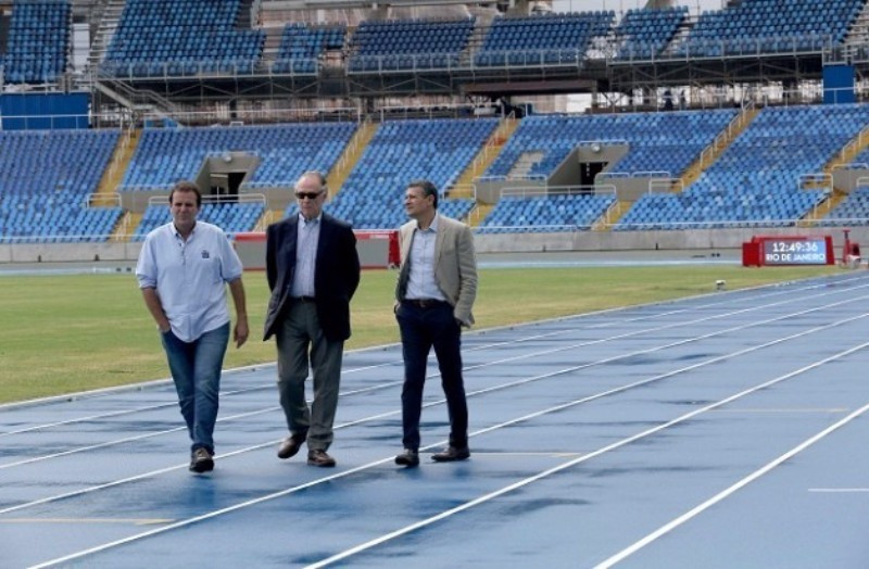 Rio Mayor Eduardo Paes (left), Rio 2016 President Carlos Nuzman (centre) and Agberto Guimarães, Rio 2016's executive sport director, pose at the Olympic Stadium ©Rio 2016/Alex Ferro