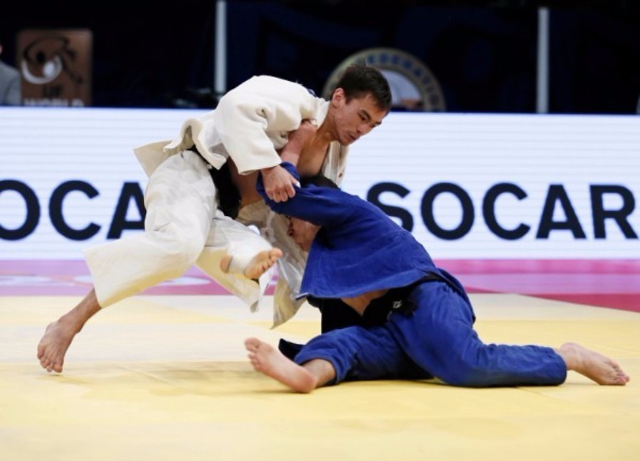 Elios Manzi of Italy (right) claimed a surprise under 60kg title ©IJF