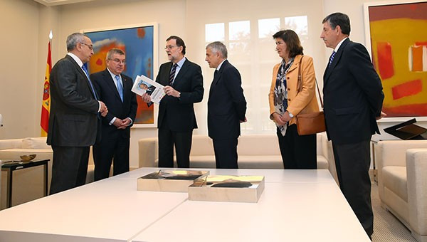 Thomas Bach paid tribute to the "man who forged the Olympic Movement" during his meeting with Mariano Rajoy ©IOC