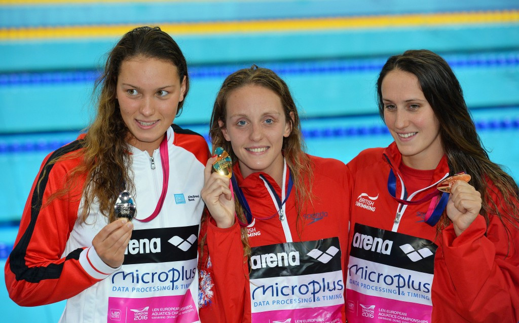 Fran Halsall (centre) shows off her 50m backstroke gold ©Getty Images