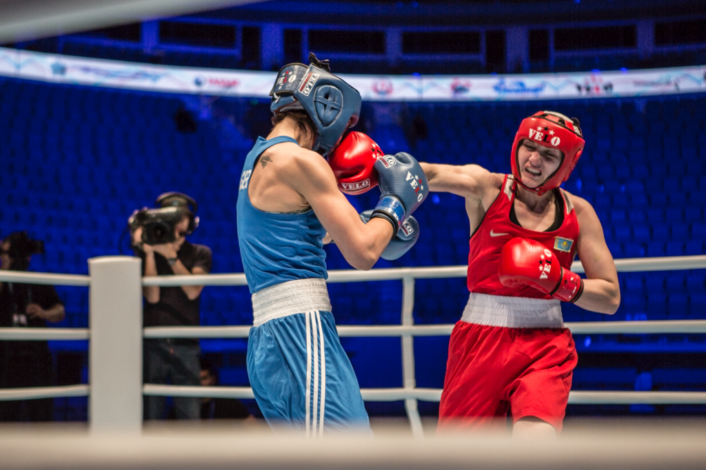 Kazakhstan's Valentina Khalzova (red) won her last-four encounter with Germany's Nadine Apetz at welterweight ©AIBA 