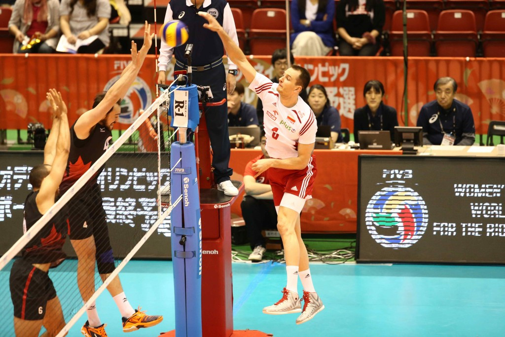 Poland were pushed all the way before edging Canada 3-2 ©FIVB