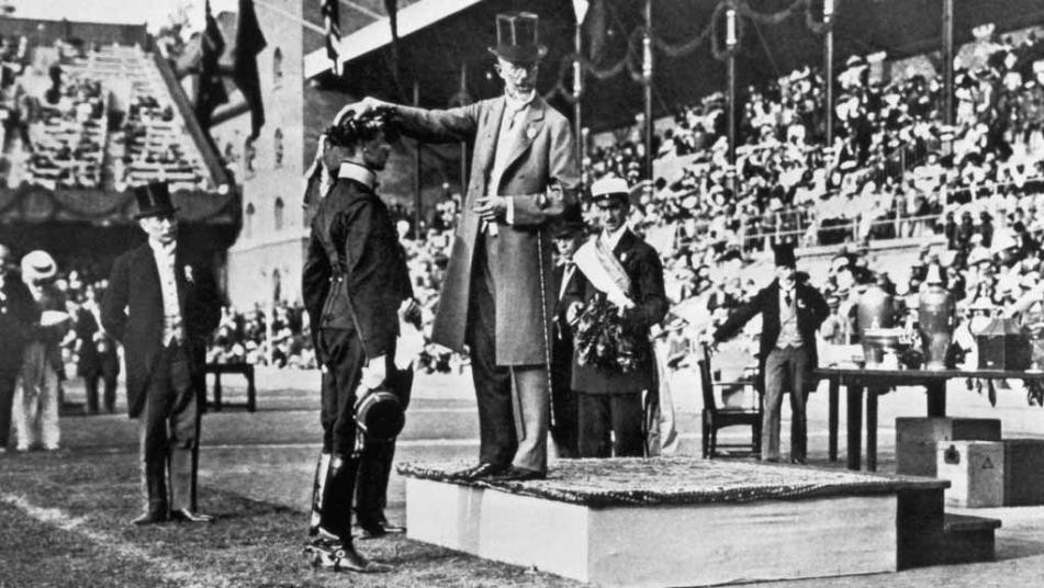 Sweden's Gösta Lilliehöök was the winner of the first Olympic modern pentathlon title at Stockholm in 1912 and was presented with his medal by Baron Pierre de Coubertin ©Hulton Archive/Getty Images