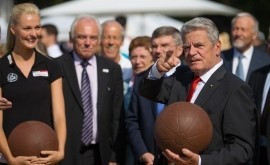 German President Joachim Gauck was among those in attendance at the first stop of the 2016 German Sports Badge tour in Berlin ©DOSB/picture-alliance