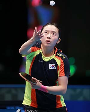 South Korea's Jeon Jihee booked her place in the women's singles semi-finals