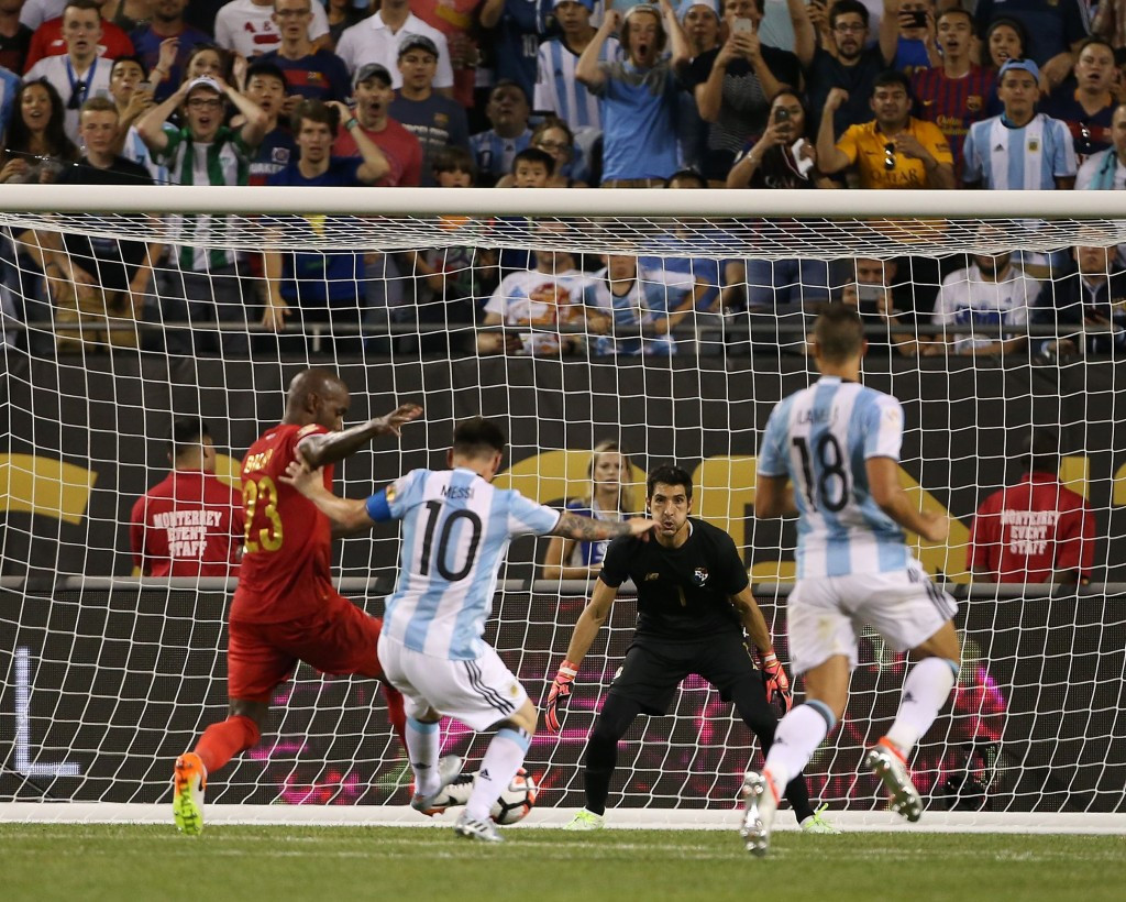 Substitute Messi hits hat-trick as Argentina reach Copa América Centenario quarter-finals
