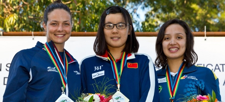 China’s Xin Xin (centre) secured her place in the women’s marathon swimming race at Rio 2016 after winning the final FINA Olympic Games qualifier in Portuguese city Setúbal ©FINA/ Jose Lorvao