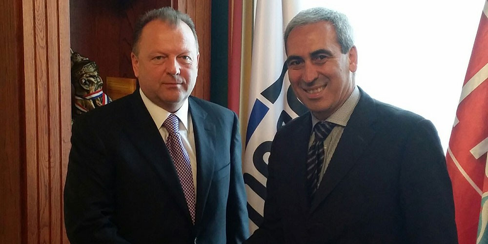 Raffaele Chiulli (right), pictured with former SportAccord head Marius Vizer, is a possible replacement candidate ©ARISF