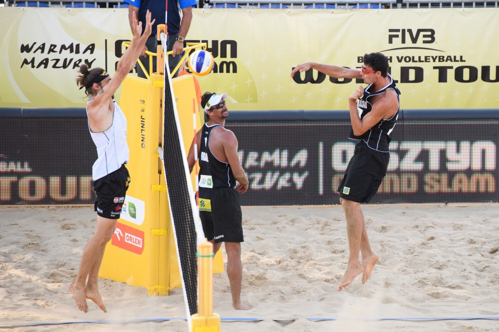 Andre Loyola produces a smash en-route to Brazilian victory ©FIVB