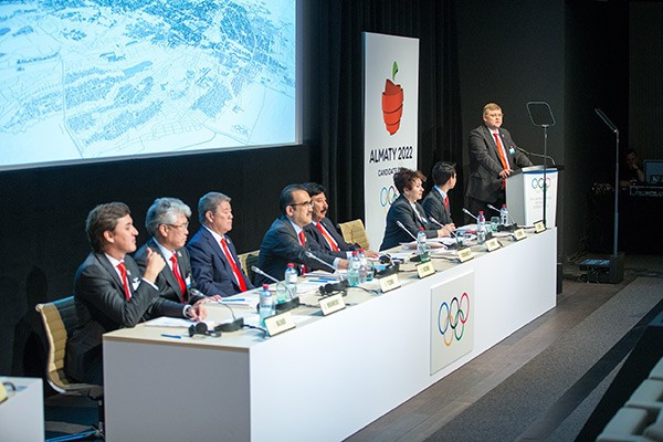 Andrey Kruyukov, Almaty 2022 vice-chairman, addressing the IOC during the presentation ©Almaty 2022