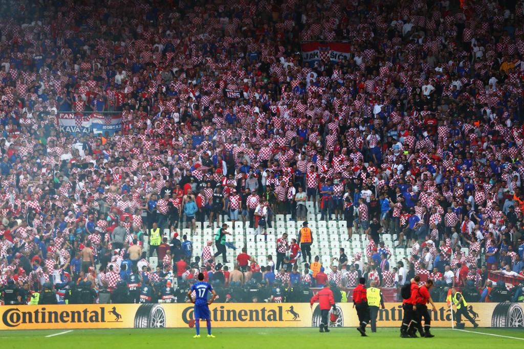 Fan violence and the throwing of flares by Croatian supporters delayed the match ©Getty Images