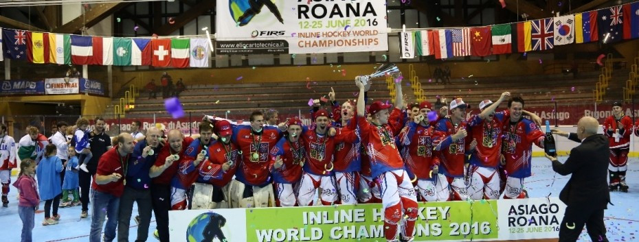 Czech Republic edged out Italy to claim the junior men's title ©FIRS
