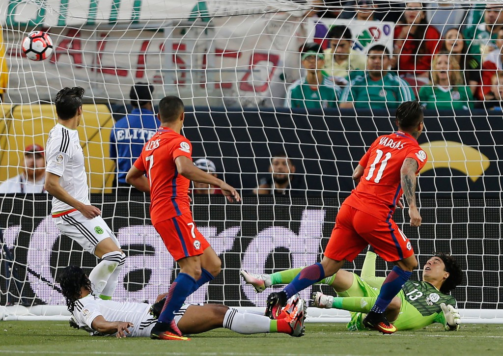 Eduardo Vargas scored four goals in Chile's 7-0 hammering of Mexico