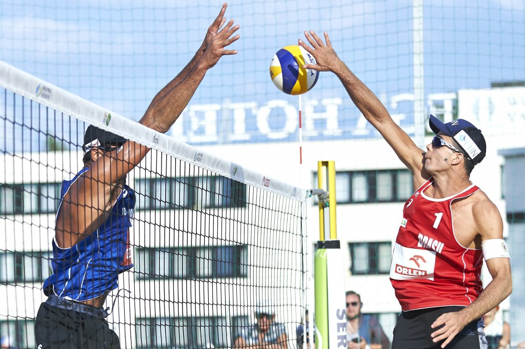 Brazil's Gustavo “Guto” Carvalhaes (right) and Saymon Barbosa booked their place in the men's semi-finals