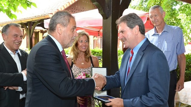  ITF President David Haggerty, right, is welcomed to Zagreb ©ITF