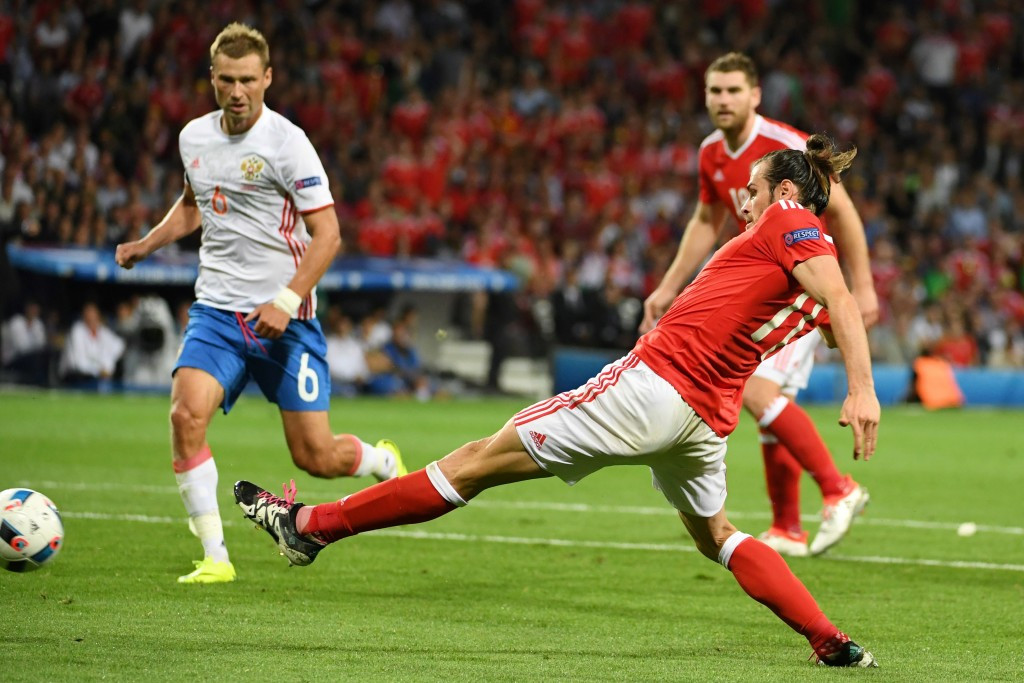 Wales pip England to top spot in Group B with victory over Russia at Euro 2016