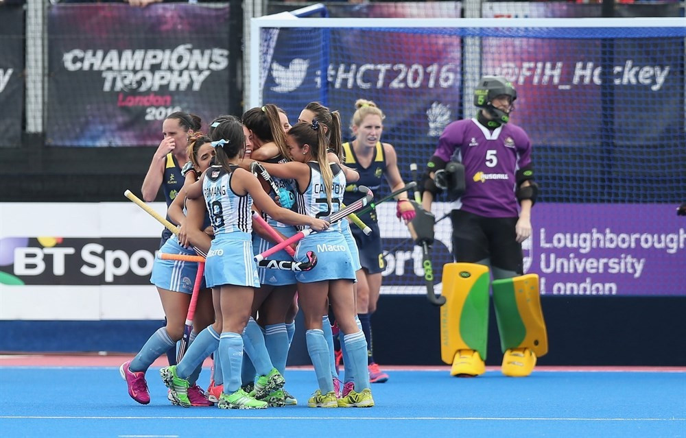 Argentina battled to victory over Australia ©FIH
