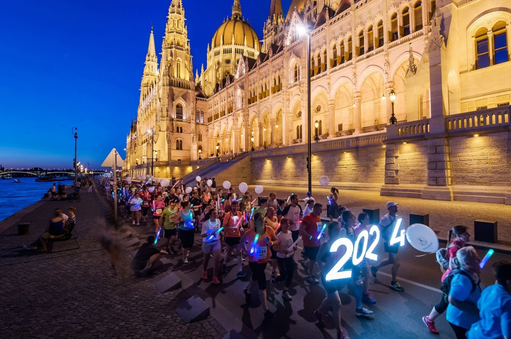 Budapest 2024 held a fun run last night along the banks of the River Danube to help celebrate Olympic Day ©Budapest 2024
