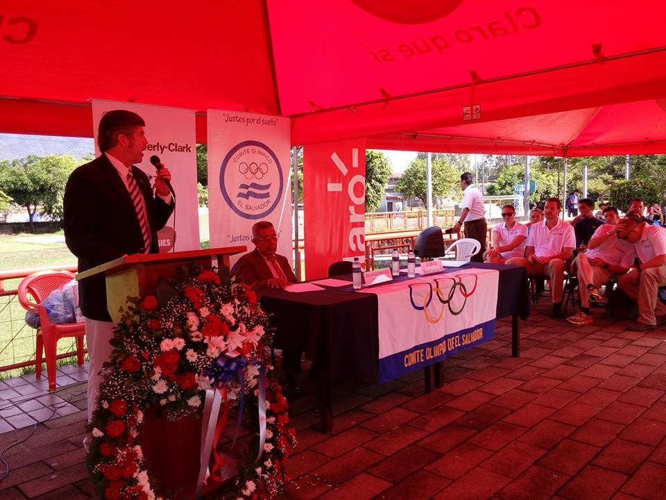 The El Salvador Olympic Committee marked Olympic Day y lying a wreath in honour of Baron Pierre de Coubertin ©COES
