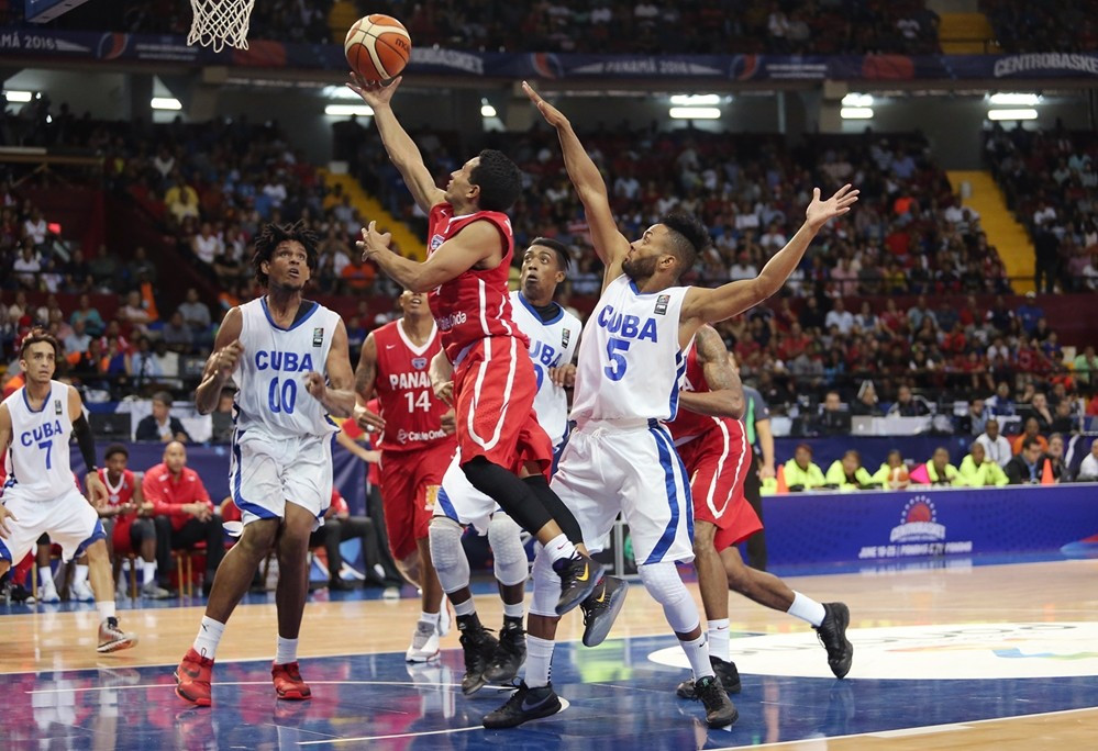 Hosts Panama overcame Cuba to qualify for the semi-finals of the Men's Central American and Caribbean Basketball Championship with an unbeaten record in Group A ©FIBA