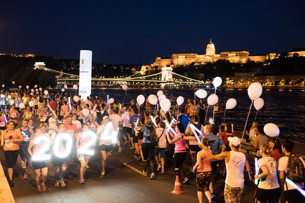 Around 3,000 people participated in a large-scale evening fun run alongside members of the Budapest 2024 Bid Committee ©Budapest 2024