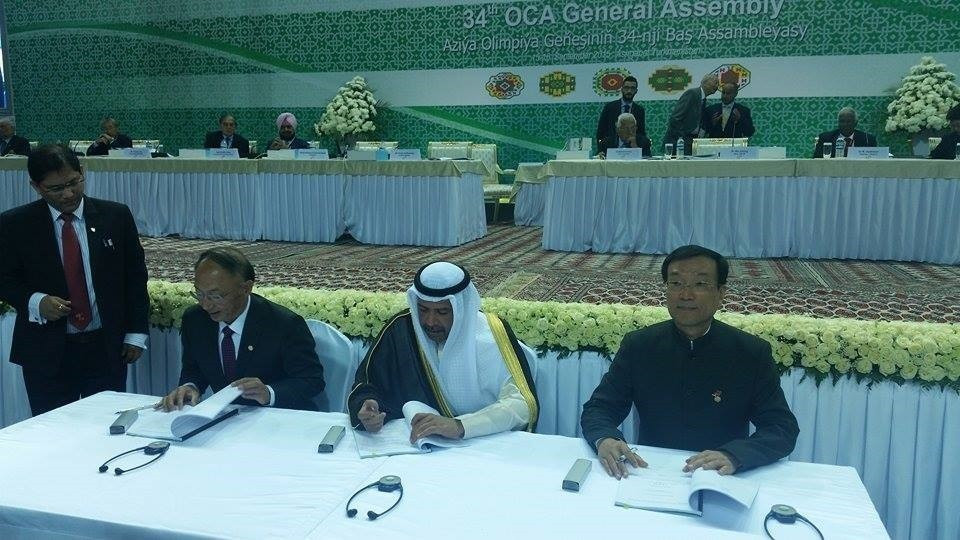 Chinese officials signing their contract for the Asian Games last year alongside OCA President Sheikh Ahmad Al-Fahad Al-Sabah ©ITG