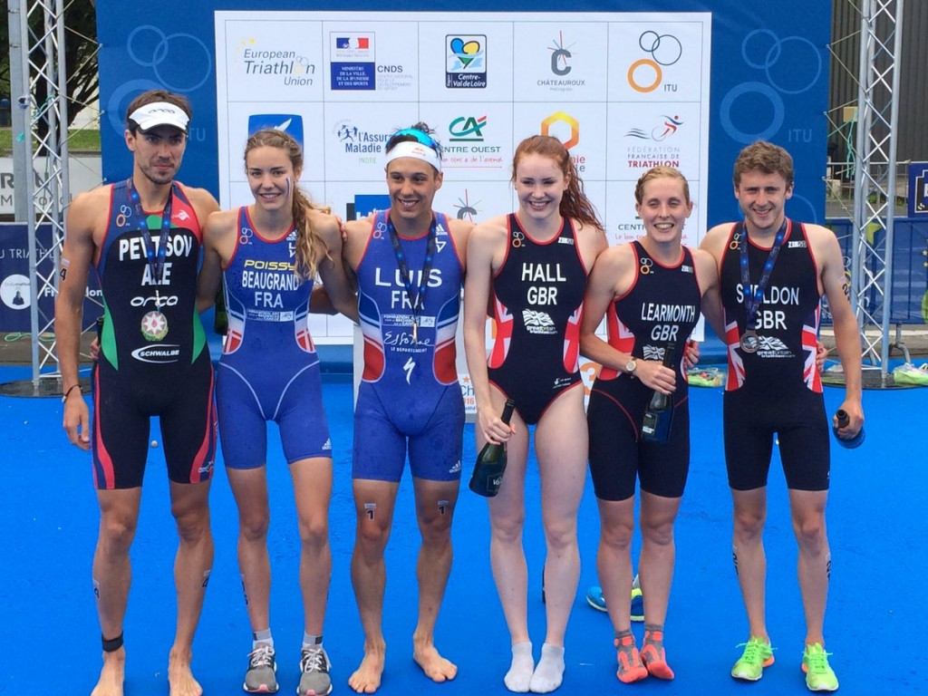 Male and female medal winners pose following the European Championships ©French Triathlon