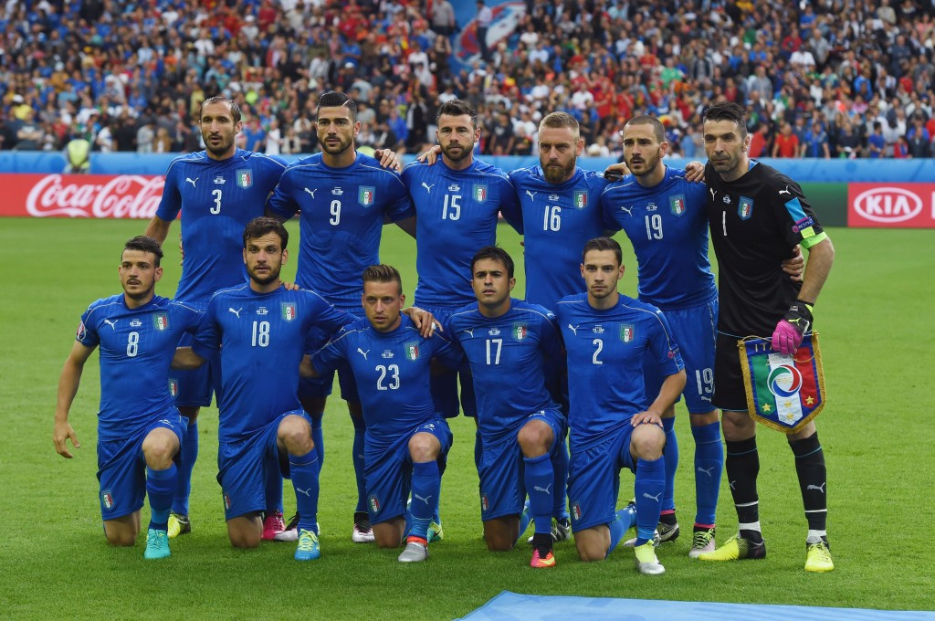 Italy pose before their 2-0 win over Spain ©Getty Images