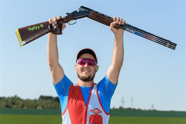 Nikolay Teplyy secured a tight victory over Egypt’s Azmy Mehelba in the skeet final ©ISSF