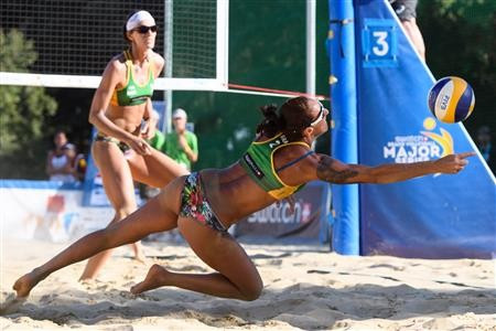 Brazilian qualifiers Fernanda and Josemari Alves picked up two wins today ©FIVB