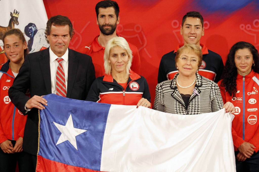 Chilean flagbearer Erika Olivera (centre) met with the President of Chile ©COC