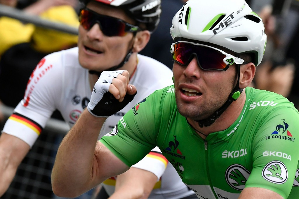 Mark Cavendish pumps his fist after crossing the line ahead of Andre Greipel ©Getty Images