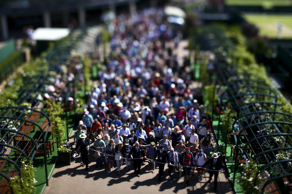 Crowds queuing to enter the gates of Wimbledon ©Getty Images