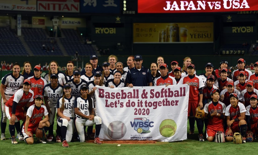 American and Japanese players grouped together following the game in the Tokyo Dome ©WBSC
