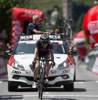 Abbott wins stage five despite crash to take overall lead at Giro d'Italia Internazionale Femminile
