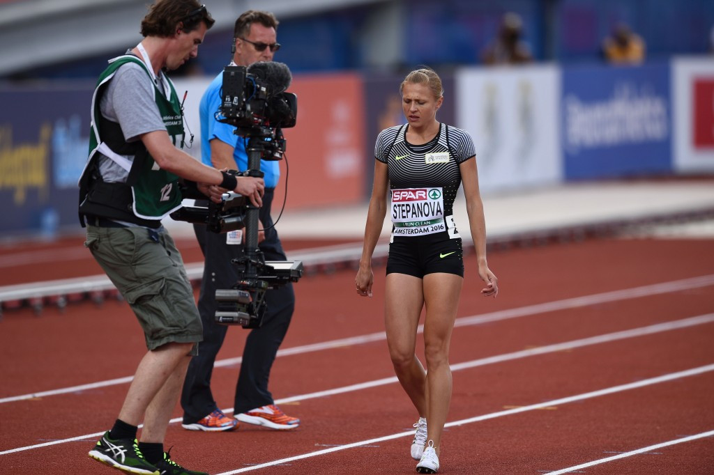 Yuliya Stepanova's first race of the season is over prematurely as she walks, injured, to the line in her 800m heat in Amsterdam ©Getty Images