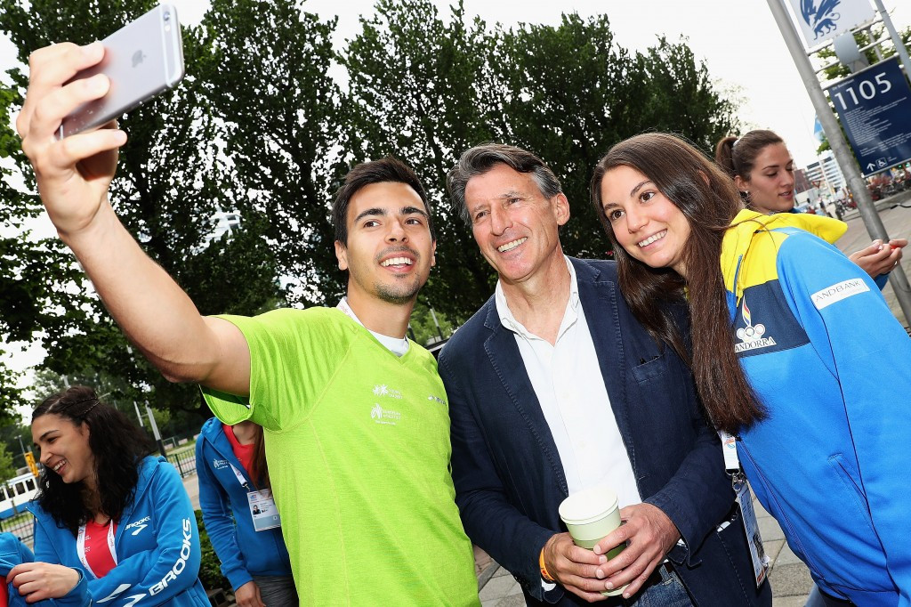 Sebastian Coe took time to pose for selfies with the young leaders ©Getty Images