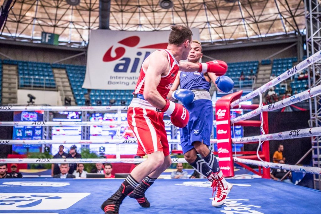 Thailand's Amnat Ruenroeng beat Italy's Carmine Tommasone in their lightweight bout to qualify for Rio 2016 ©AIBA