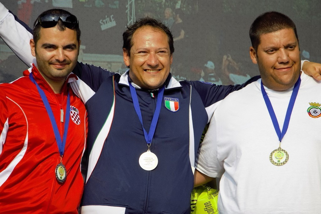 Massimo Fabbrizi was joined on the podium by silver medallist Josip Glasnovic (left) of Croatia and bronze medallist Joao Azevedo (right) of Portugal ©ESC