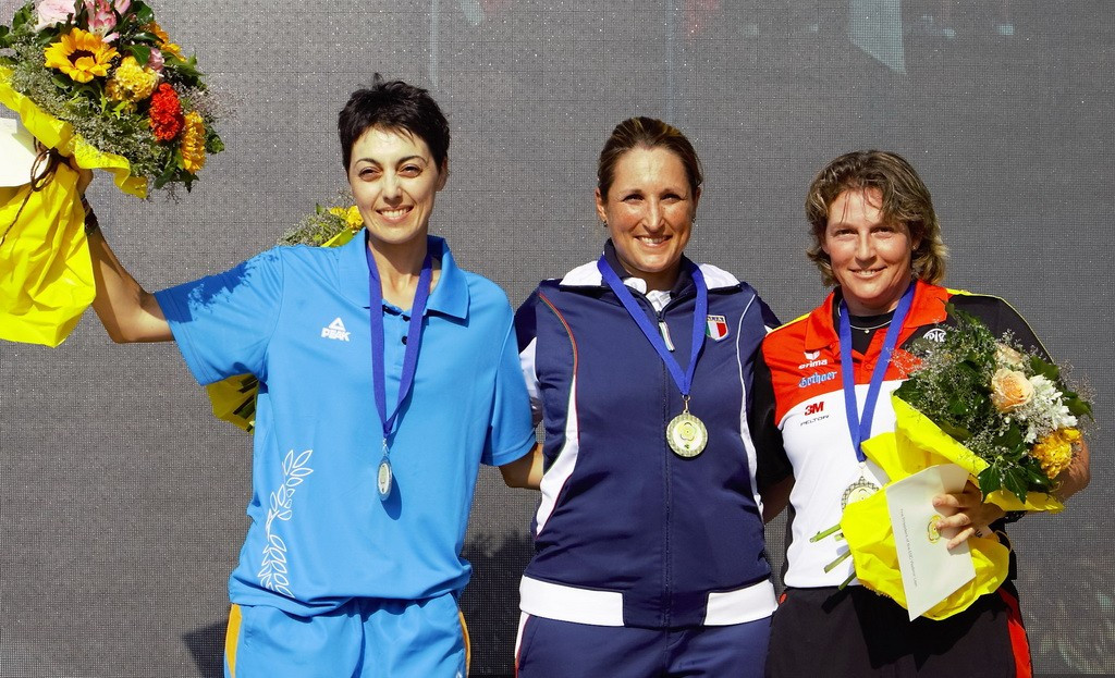 Chiara Cainero was joined on the podium by silver medallist Konstantia Nikolaou (left) of Cyprus and bronze medallist Vanessa Hauff (right) of Germany ©ESC