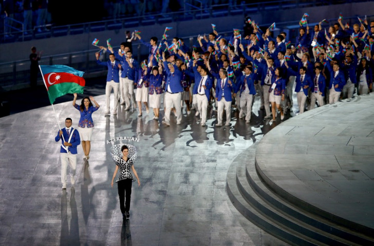 Azerbaijan's flagbearer, judoka Elmar Gasimov, leads his team into the Olympic Stadium ©Getty Images 