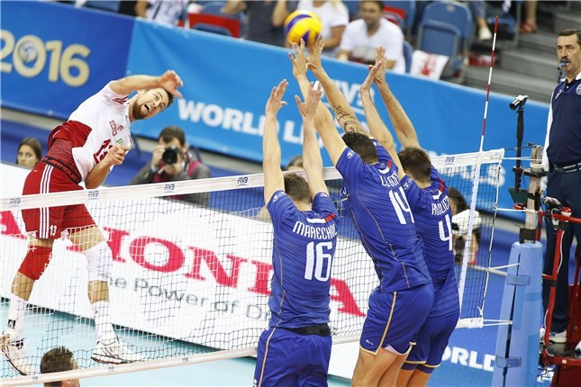 Poland battled back from two sets down to overcome France ©FIVB