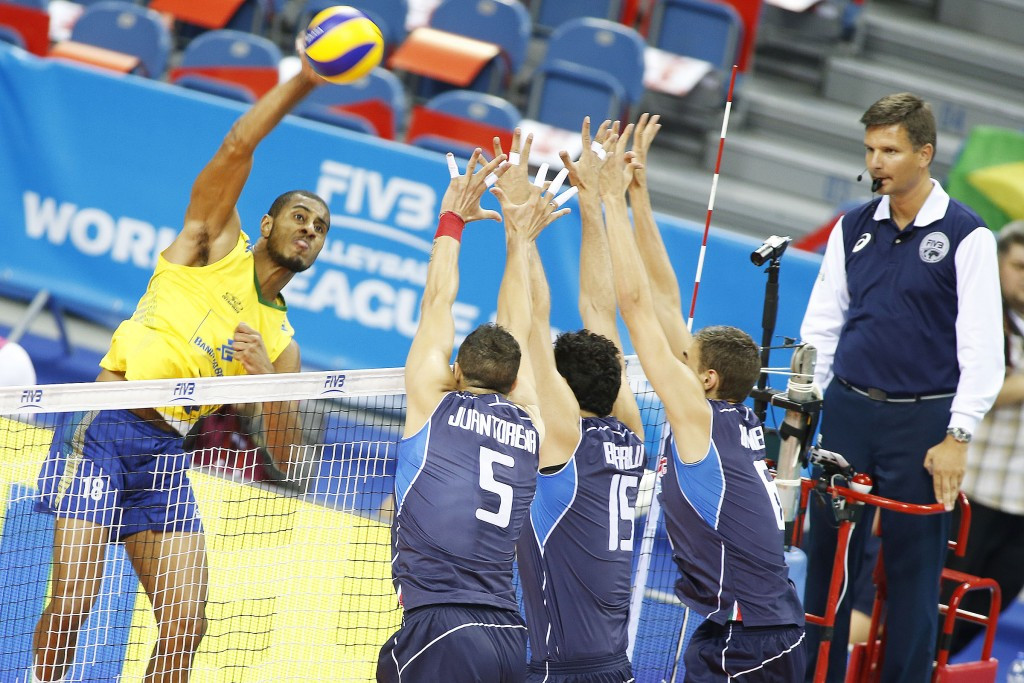 Brazil also got off to a winning start as they beat Italy in straight sets ©FIVB