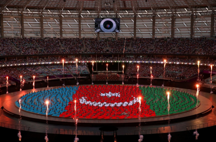 Performers depict the flag of Azerbaijan ©Getty Images 