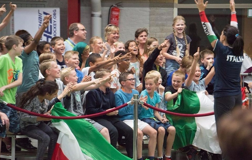 Schoolchildren attended today's action in De Rijp ©Facebook