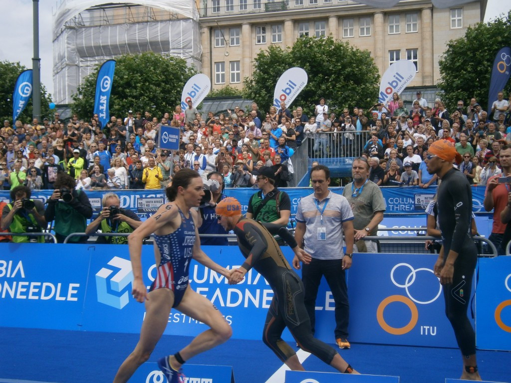Triathlon mixed relay proved an impressive and fast paced spectacle in Hamburg ©ITG