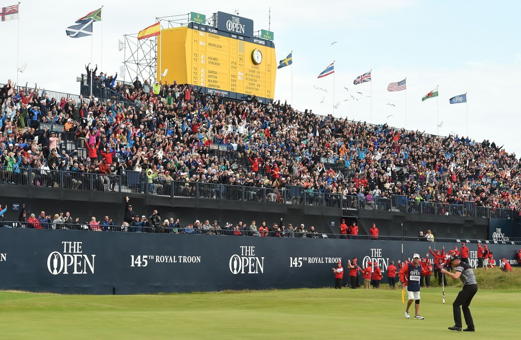 Crowds cheer Henrik Stenson on the 18th green ©Getty Images