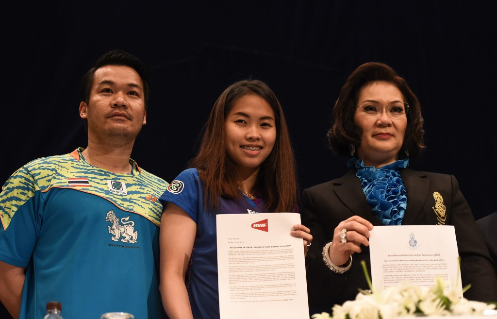 Ratchanok Intanon holds papers clearing her name during an emotional press conference appearence today ©Getty Images