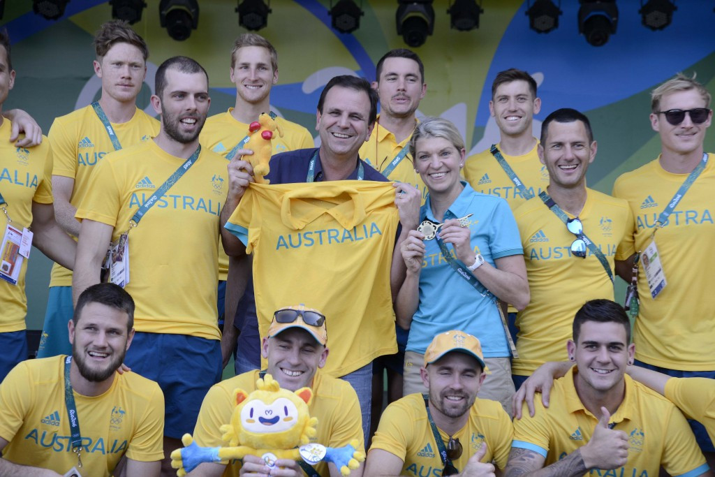 Rio Mayor Eduardo Paes has met and posed with the Australian team after their belated arrival in the Athletes' Village ©Getty Images