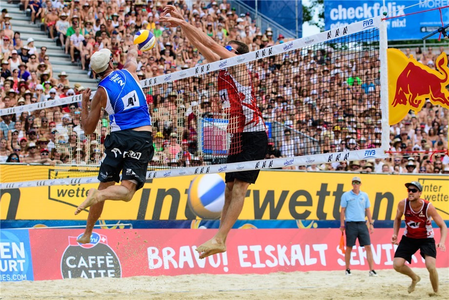 Canada’s Ben Saxton and Chaim Schalk triumphed in the bronze medal match ©FIVB